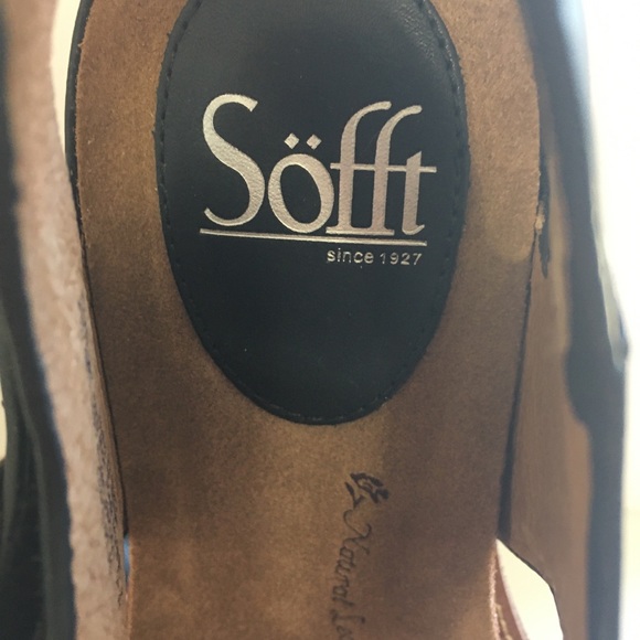 Sofft Bali Embossed Snake Pattern Sandal - Picture 8 of 10